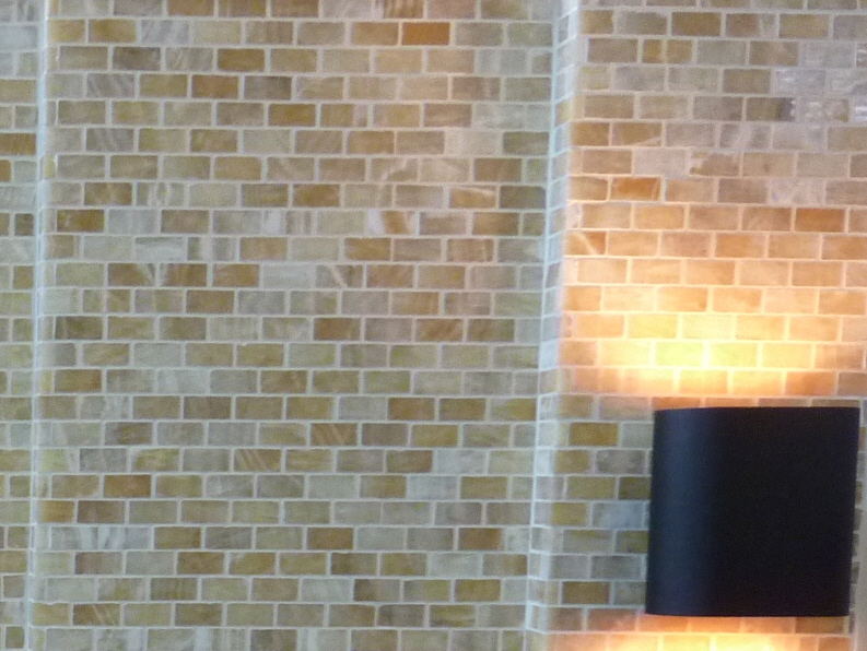 mosaique en pierre blanche