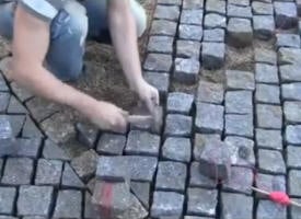 Comment poser des pavés en pierre naturelle : guide de pose martelé