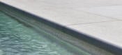 Margelle piscine granit pepperino dark bouchardée