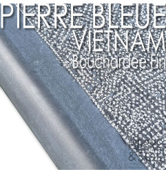 boordsteen in Vietnamese blauwe hardsteen - gebouchardeerd - terugvallend - verzachte 180° afgeronde rand