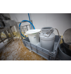 Graduated bucket 5692 - 20 Liters with pouring spout - Vikan