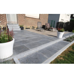 Monja Blue - border - Bauma Stone