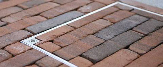 Cover paving for removing eyes, lids,... in the paved or self-locking coating